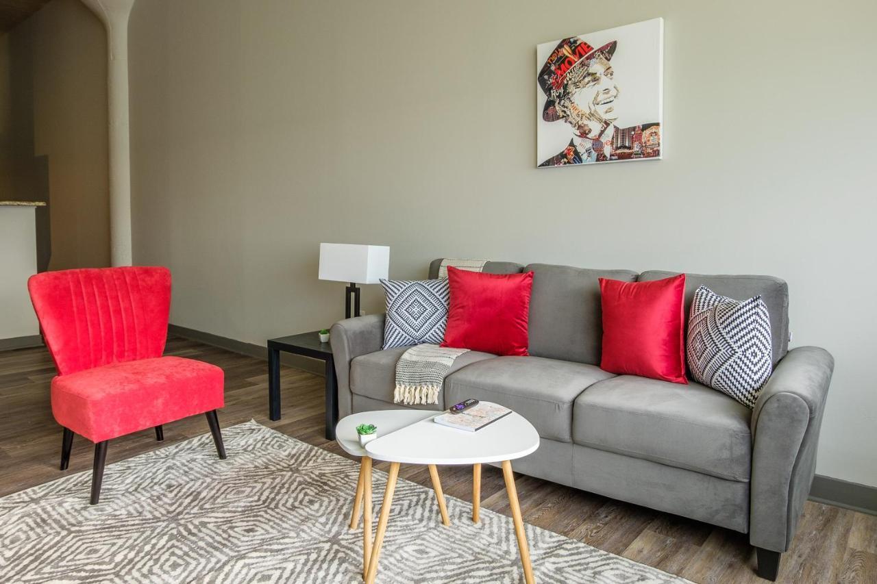 Frontdesk Waterfront Apts Downtown Cleveland Apartment Room photo