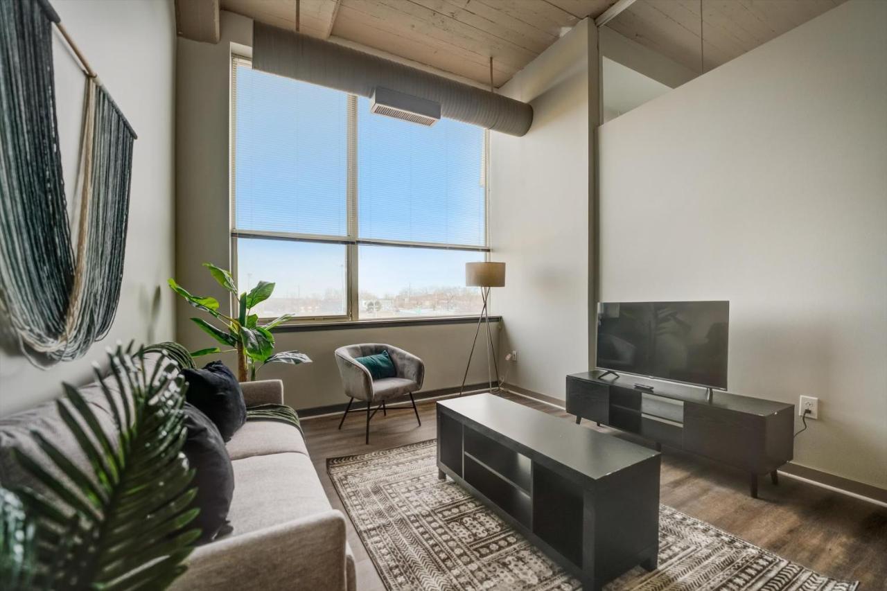 Frontdesk Waterfront Apts Downtown Cleveland Apartment Room photo